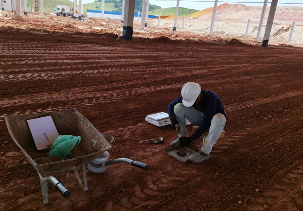Amostragem e controle de solo para ensaio CBR pela GCB Engenharia