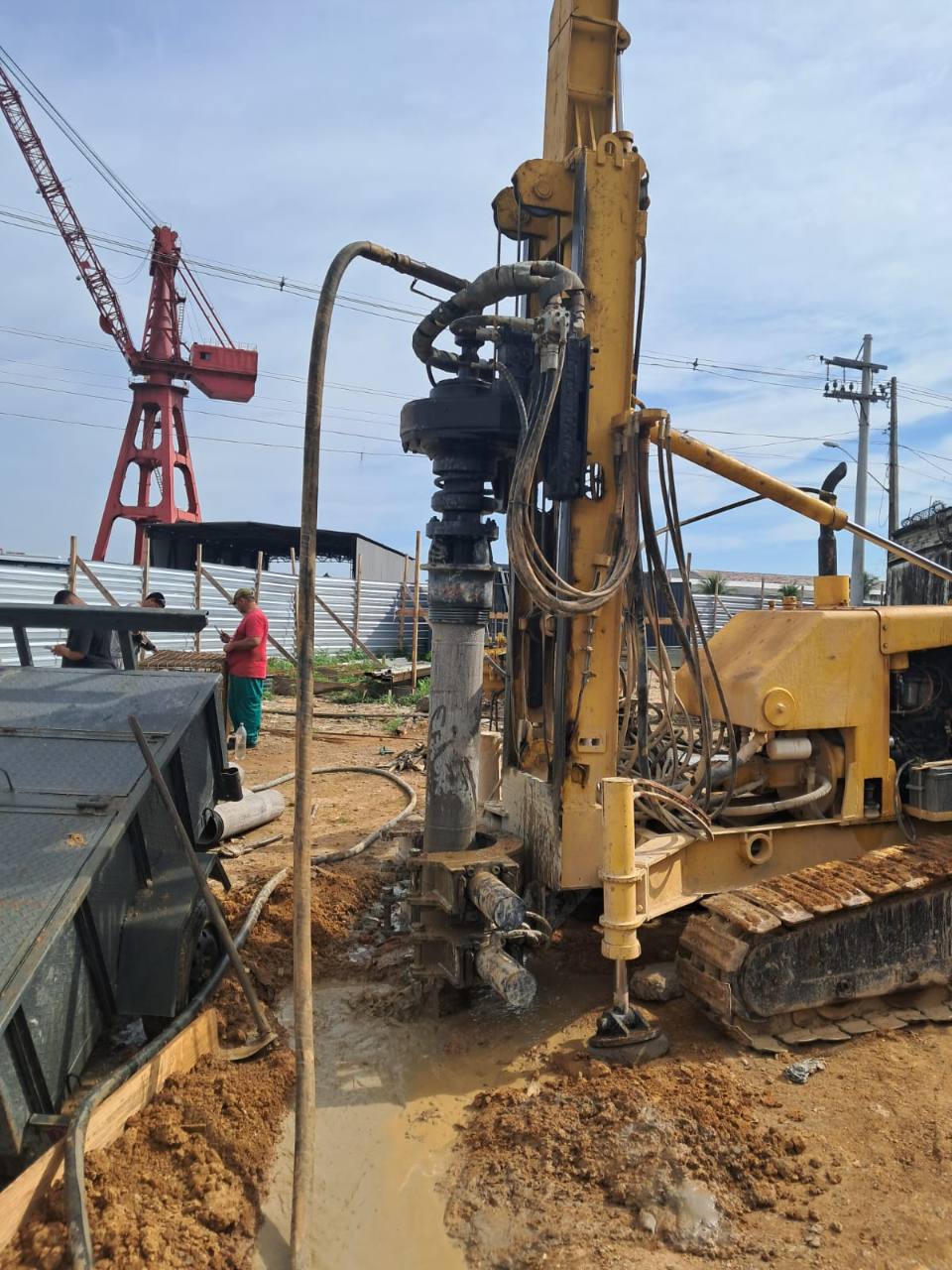 Equipamento executando estacas em obra da GCB Engenharia