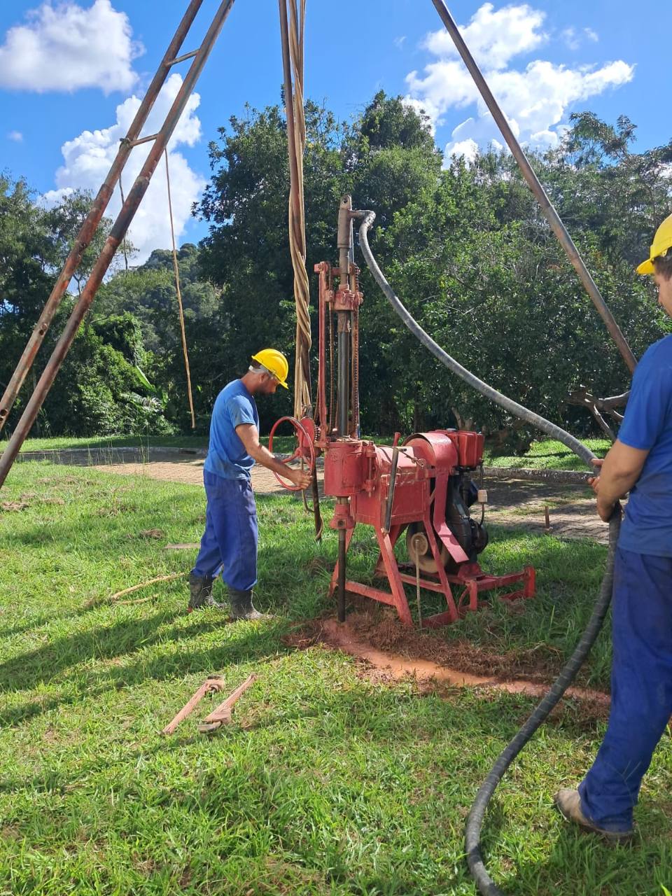 Equipamento da GCB Engenharia em serviço de sondagem no Sul Fluminense